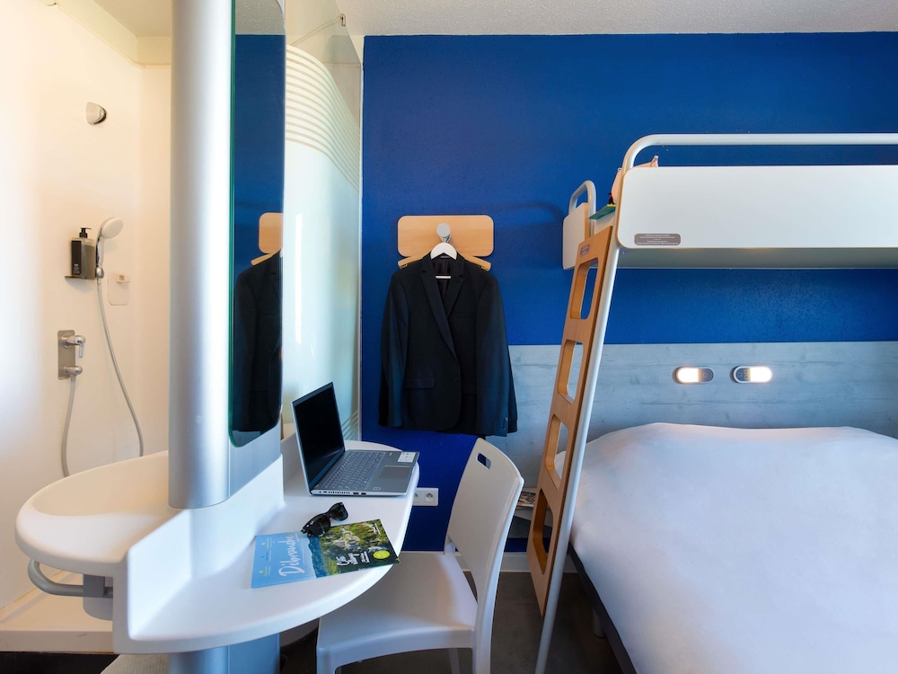 Habitación triple con una cama doble y una litera individual del hotel Ibis Budget Saint Maximin La Sainte Baume. Foto 4