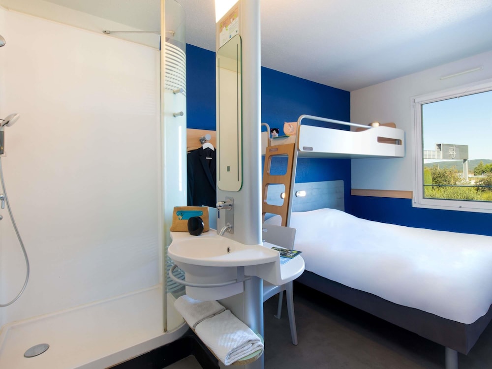 Habitación triple con una cama doble y una litera individual del hotel Ibis Budget Saint Maximin La Sainte Baume. Foto 6