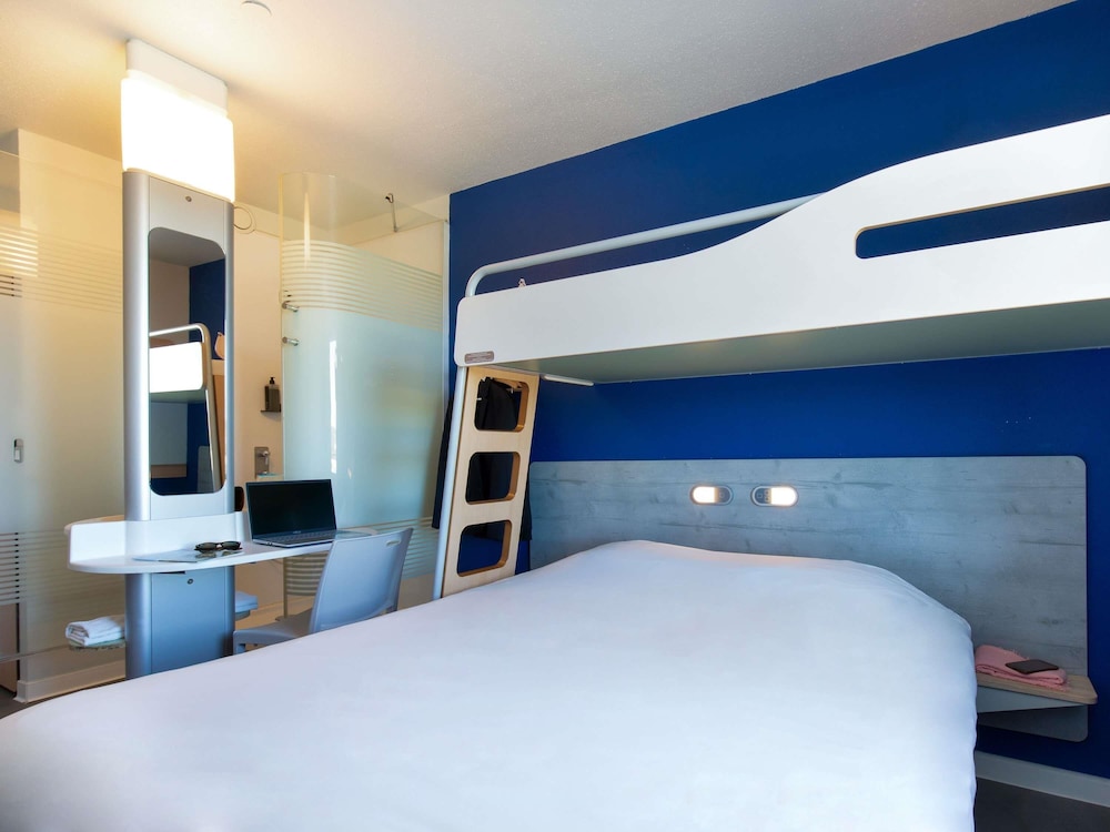 Habitación triple con una cama doble y una litera individual del hotel Ibis Budget Saint Maximin La Sainte Baume. Foto 7