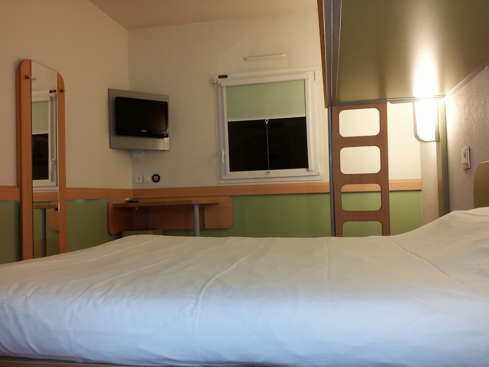 Habitación triple con una cama doble y una litera individual del hotel Ibis Budget Saint Maximin La Sainte Baume. Foto 9