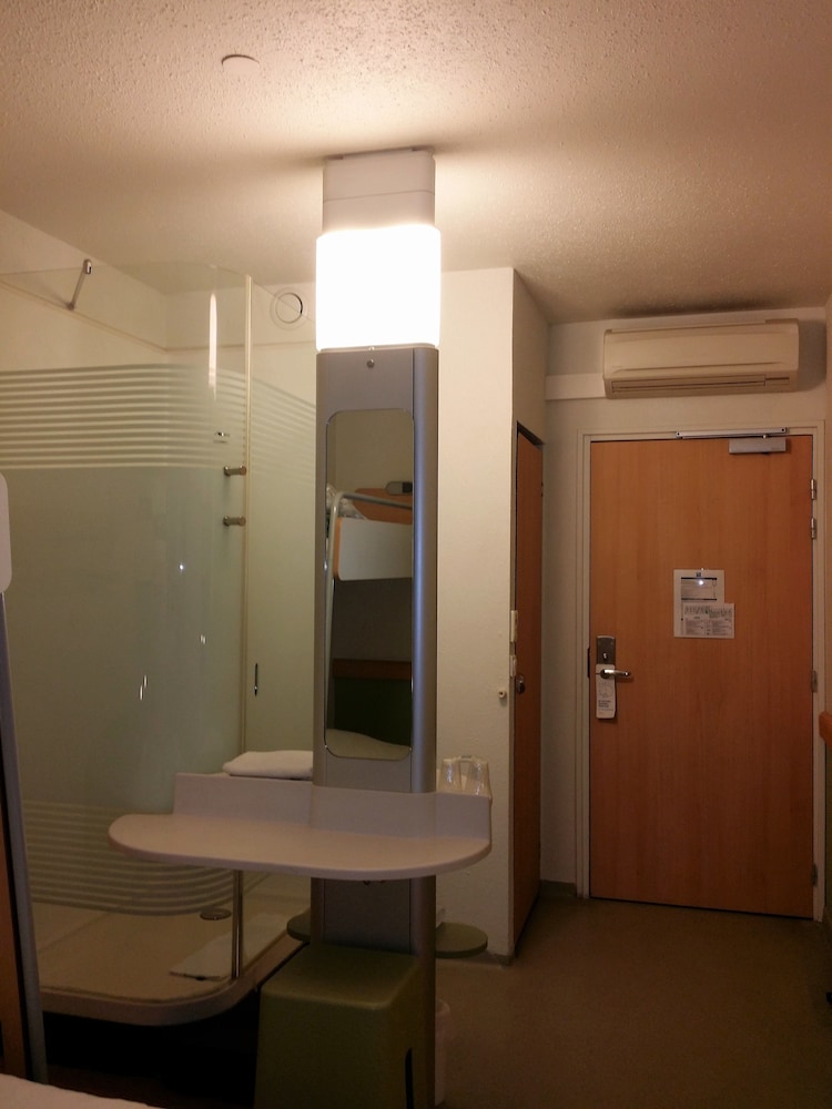 Habitación triple con una cama doble y una litera individual del hotel Ibis Budget Saint Maximin La Sainte Baume. Foto 11