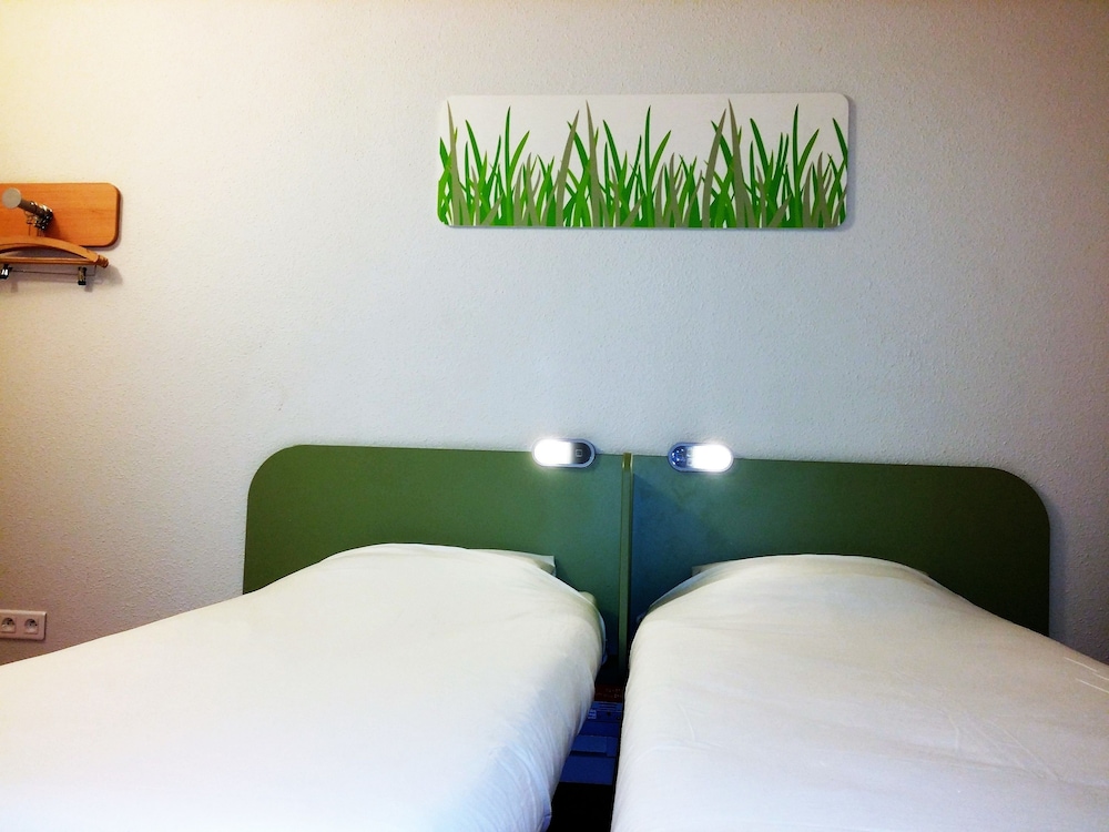 TWIN - Habitación con camas individuales del hotel Ibis Budget Saint Maximin La Sainte Baume. Foto 1