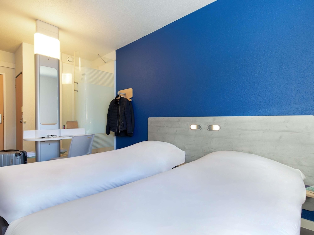 TWIN - Habitación con camas individuales del hotel Ibis Budget Saint Maximin La Sainte Baume. Foto 2