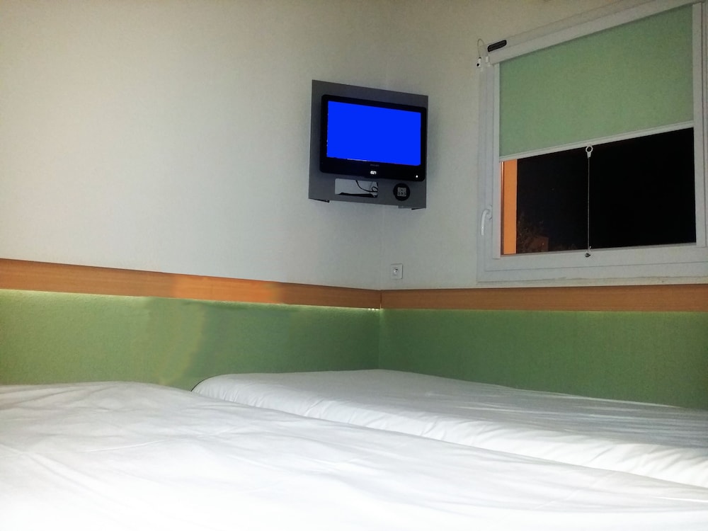 TWIN - Habitación con camas individuales del hotel Ibis Budget Saint Maximin La Sainte Baume. Foto 4