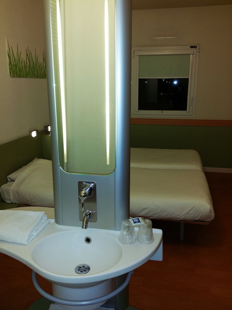 TWIN - Habitación con camas individuales del hotel Ibis Budget Saint Maximin La Sainte Baume. Foto 6