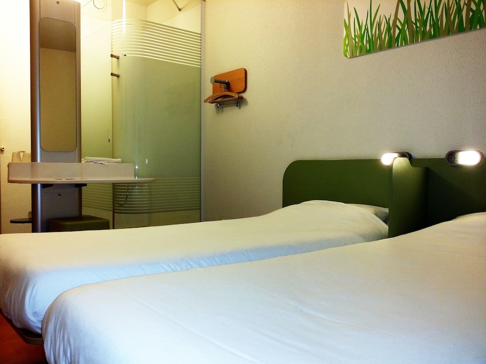 TWIN - Habitación con camas individuales del hotel Ibis Budget Saint Maximin La Sainte Baume. Foto 7