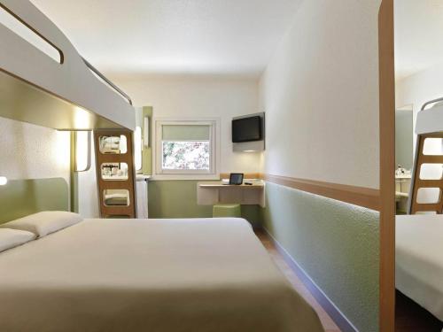 Habitación Triple Estándar del hotel Ibis Budget Aix Le Canet. Foto 2