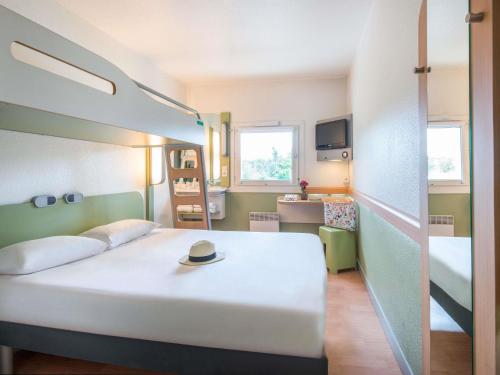 Habitación Triple Estándar del hotel Ibis Budget Aix Le Canet. Foto 5