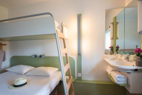 Habitación Triple Estándar del hotel Ibis Budget Aix Le Canet. Foto 8