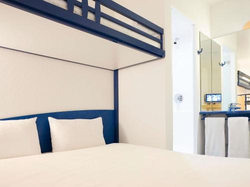 Habitación Triple con cama doble y litera del hotel Ibis Budget Colmar Centre Ville. Foto 4