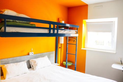 Habitación Triple con cama doble y litera del hotel Ibis Budget Colmar Centre Ville. Foto 6