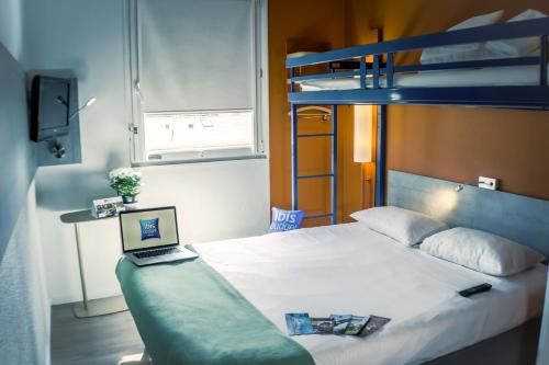 Habitación Triple con cama doble y litera del hotel Ibis Budget Colmar Centre Ville. Foto 12