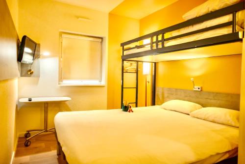 Habitación Triple con cama doble y litera del hotel Ibis Budget Colmar Centre Ville. Foto 13