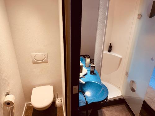 Habitación Triple con cama doble y litera del hotel Ibis Budget Colmar Centre Ville. Foto 15