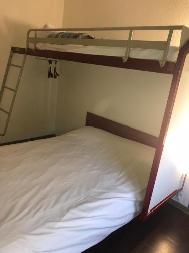 Habitación TRÍO para un máximo de tres personas Ideal para familias, parejas o amigos del hotel Hotelf1 Saverne Monswiller. Foto 3