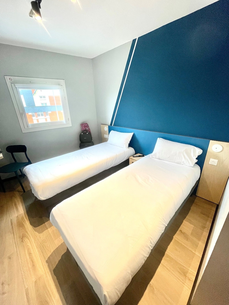 Habitación con 2 camas individuales separadas del hotel Ibis Budget Fécamp. Foto 3