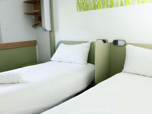 Habitación triple con una cama grande y una litera del hotel Ibis Budget Saint-omer Centre