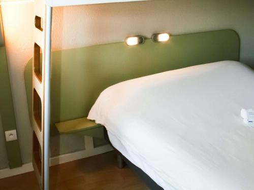 Habitación triple con una cama grande y una litera del hotel Ibis Budget Saint-omer Centre. Foto 2