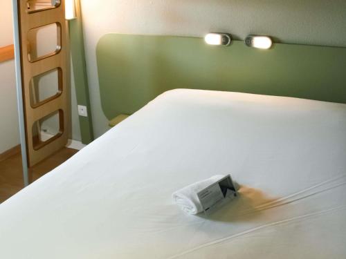 Habitación triple con una cama grande y una litera del hotel Ibis Budget Saint-omer Centre. Foto 3