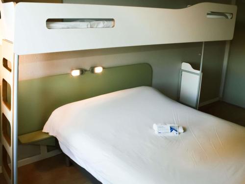 Habitación triple con una cama grande y una litera del hotel Ibis Budget Saint-omer Centre. Foto 4