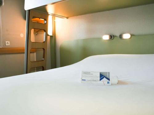 Habitación triple con una cama grande y una litera del hotel Ibis Budget Saint-omer Centre. Foto 5