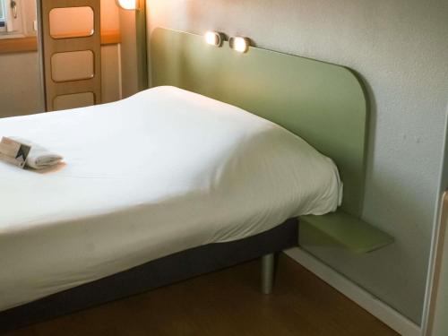 Habitación triple con una cama grande y una litera del hotel Ibis Budget Saint-omer Centre. Foto 6