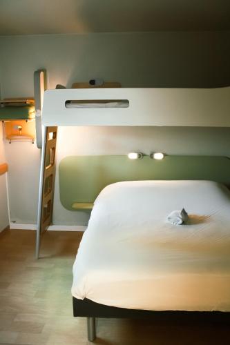 Habitación triple con una cama grande y una litera del hotel Ibis Budget Saint-omer Centre. Foto 7