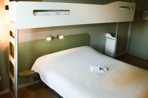 Habitación triple con una cama grande y una litera del hotel Ibis Budget Saint-omer Centre. Foto 8