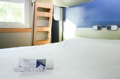 Habitación triple con una cama grande y una litera del hotel Ibis Budget Saint-omer Centre. Foto 9