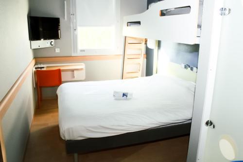 Habitación triple con una cama grande y una litera del hotel Ibis Budget Saint-omer Centre. Foto 10
