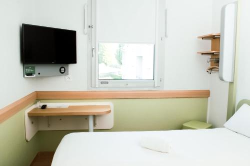 Habitación triple con una cama grande y una litera del hotel Ibis Budget Saint-omer Centre. Foto 11