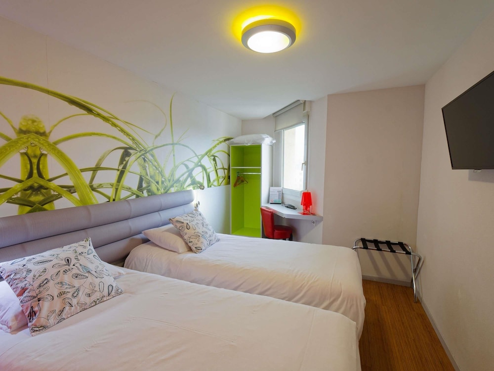 Habitación doble 1 Cama king 2 Camas individuales del hotel Ibis Styles Saint-brieuc Gare Centre. Foto 3