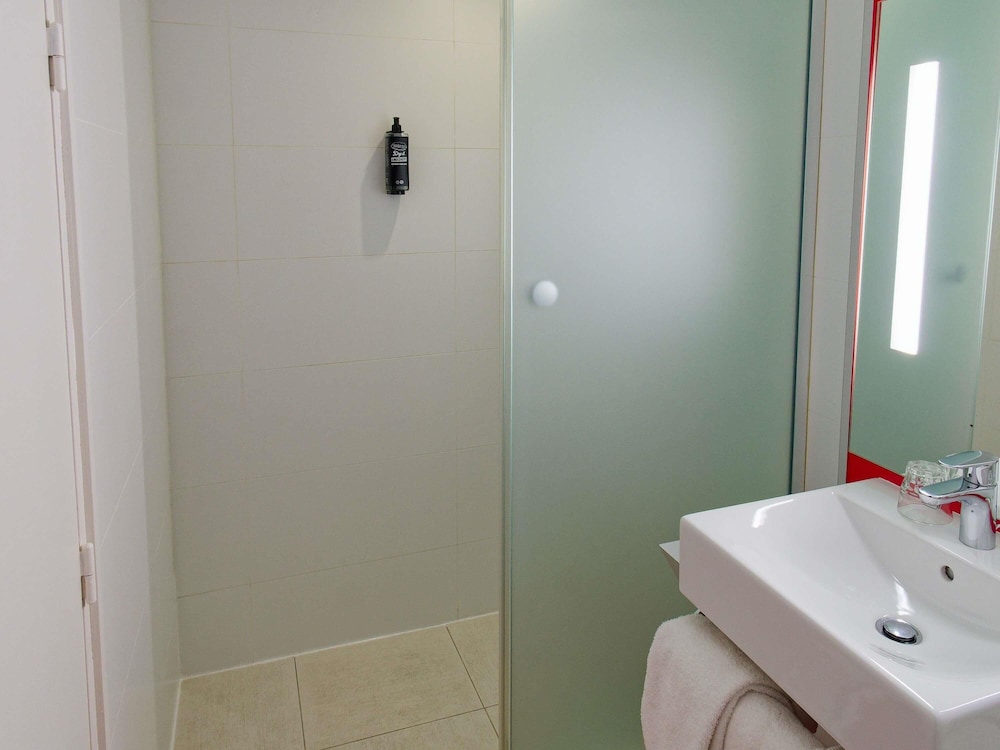 Habitación doble 1 Cama king 2 Camas individuales del hotel Ibis Styles Saint-brieuc Gare Centre. Foto 7