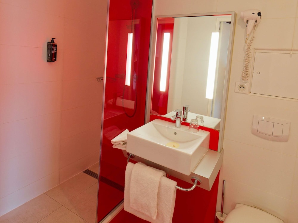 Habitación Estándar con 1 cama doble del hotel Ibis Styles Saint-brieuc Gare Centre. Foto 7