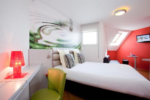 Suite estándar con 1 cama doble y dos camas individuales del hotel Ibis Styles Saint-brieuc Gare Centre