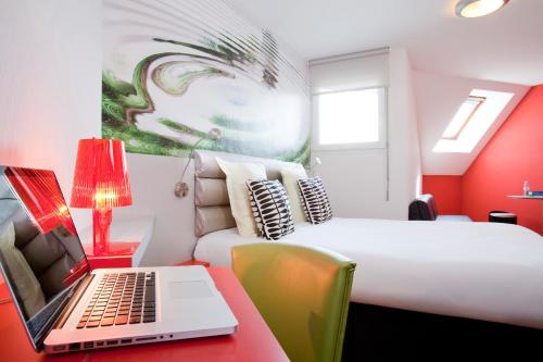 Suite estándar con 1 cama doble y dos camas individuales del hotel Ibis Styles Saint-brieuc Gare Centre. Foto 2