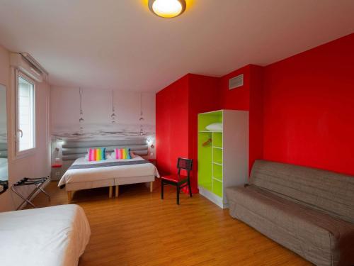 Suite estándar con 1 cama doble y dos camas individuales del hotel Ibis Styles Saint-brieuc Gare Centre. Foto 4