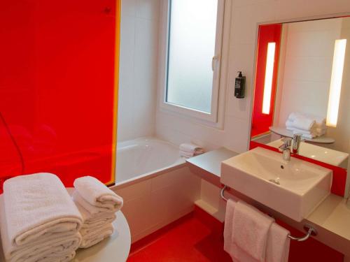 Suite estándar con 1 cama doble y dos camas individuales del hotel Ibis Styles Saint-brieuc Gare Centre. Foto 5