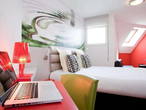 Suite estándar con 1 cama doble y dos camas individuales del hotel Ibis Styles Saint-brieuc Gare Centre. Foto 6