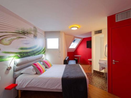 Suite estándar con 1 cama doble y dos camas individuales del hotel Ibis Styles Saint-brieuc Gare Centre. Foto 8