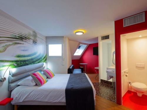 Suite estándar con 1 cama doble y dos camas individuales del hotel Ibis Styles Saint-brieuc Gare Centre. Foto 9
