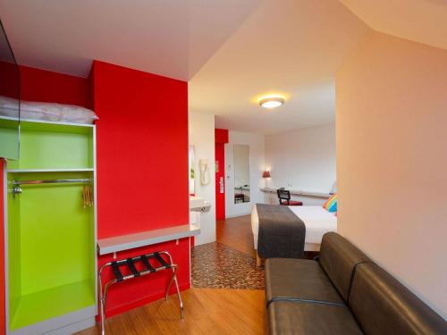 Suite estándar con 1 cama doble y dos camas individuales del hotel Ibis Styles Saint-brieuc Gare Centre. Foto 10