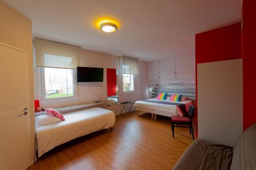 Suite estándar con 1 cama doble y dos camas individuales del hotel Ibis Styles Saint-brieuc Gare Centre. Foto 11