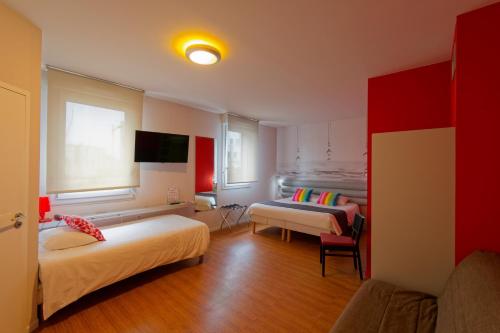 Suite estándar con 1 cama doble y dos camas individuales del hotel Ibis Styles Saint-brieuc Gare Centre. Foto 13