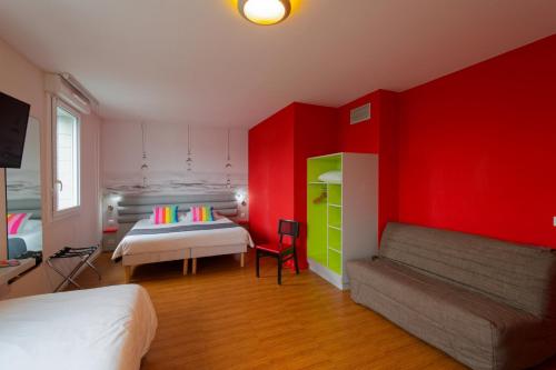 Suite estándar con 1 cama doble y dos camas individuales del hotel Ibis Styles Saint-brieuc Gare Centre. Foto 14