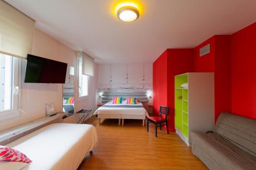 Suite estándar con 1 cama doble y dos camas individuales del hotel Ibis Styles Saint-brieuc Gare Centre. Foto 15