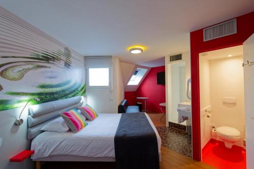 Suite estándar con 1 cama doble y dos camas individuales del hotel Ibis Styles Saint-brieuc Gare Centre. Foto 16