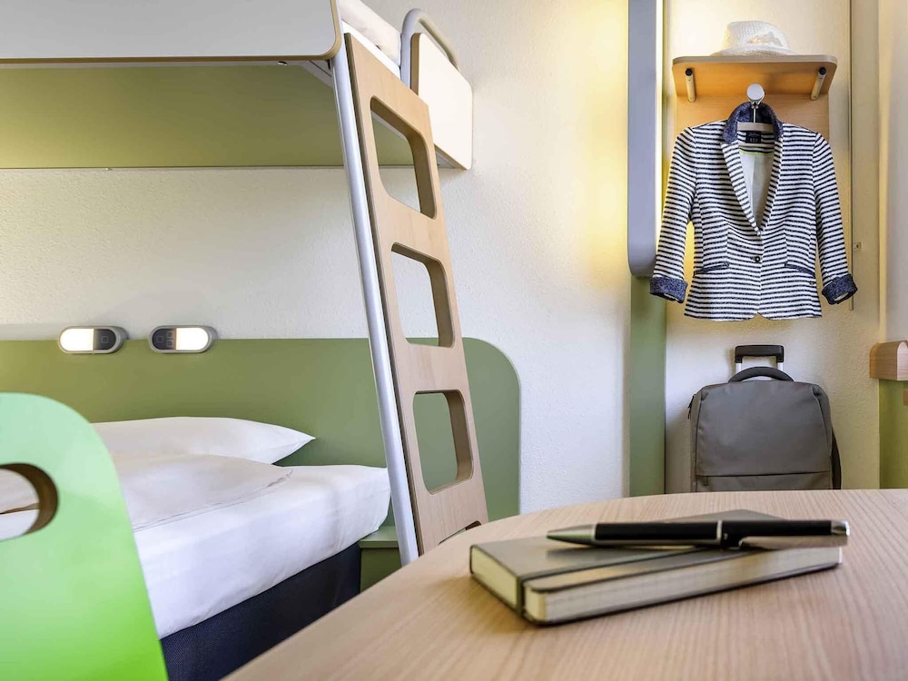 TRIPLE - Habitación con una cama grande y una litera del hotel Ibis Budget Dole. Foto 4