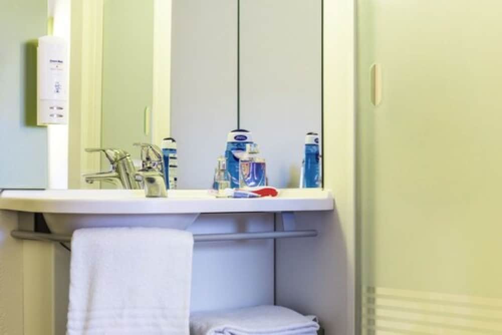 TRIPLE - Habitación con una cama grande y una litera del hotel Ibis Budget Dole. Foto 8