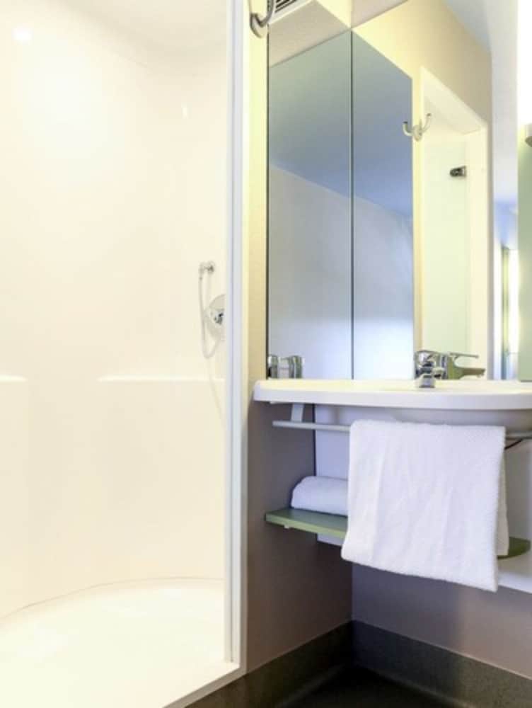 TRIPLE - Habitación con una cama grande y una litera del hotel Ibis Budget Dole. Foto 10